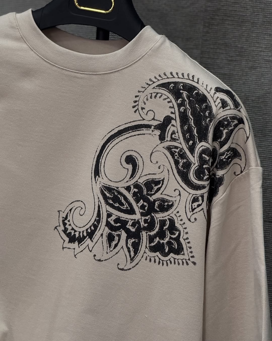 PRINTED DOWNSHOULDER TEE’s